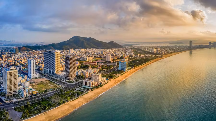 Nằm giữa những dãy núi trùng điệp và những đầm phá yên bình của Việt Nam, Quy Nhơn là thành phố ven biển, nơi vẻ đẹp thiên nhiên và văn hóa giao thoa hài hòa