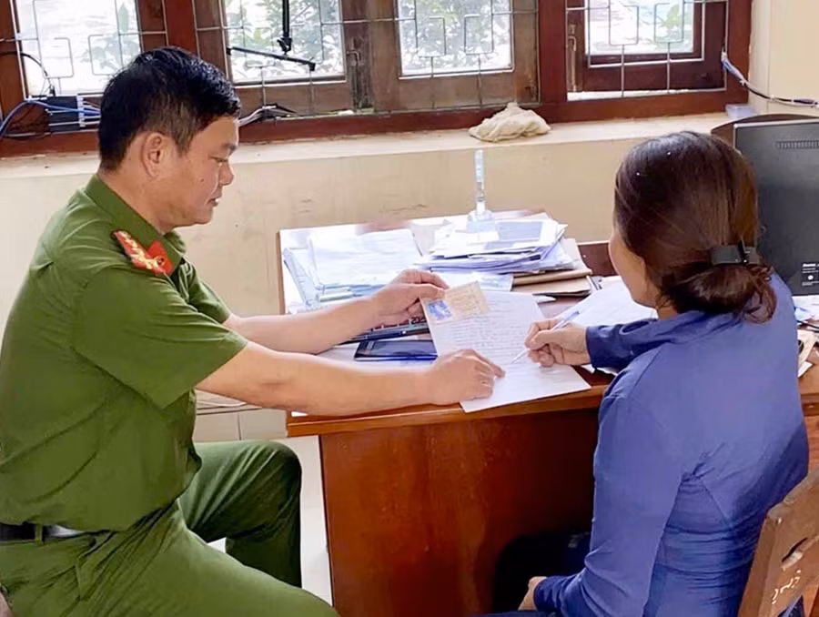 Người dân được CA xã Hoài Ân hướng dẫn thủ tục để cấp lại giấy phép lái xe bị mất.