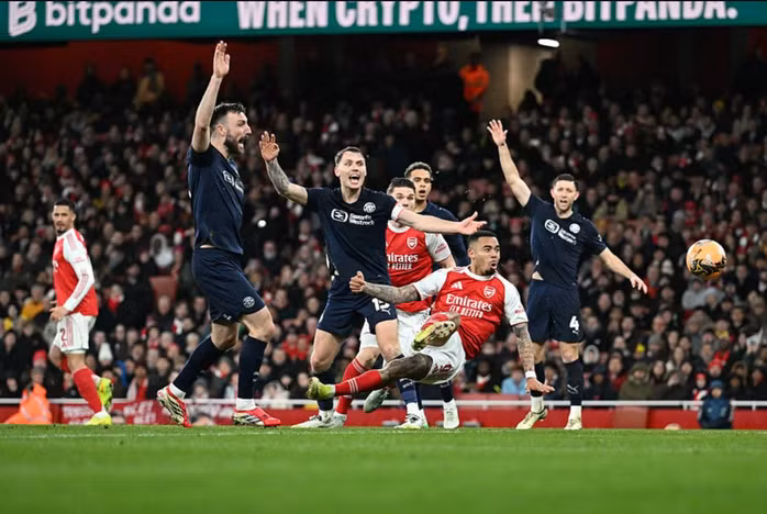 Gabriel Jesus ghi bàn thắng thứ tư cho chủ nhà Arsenal