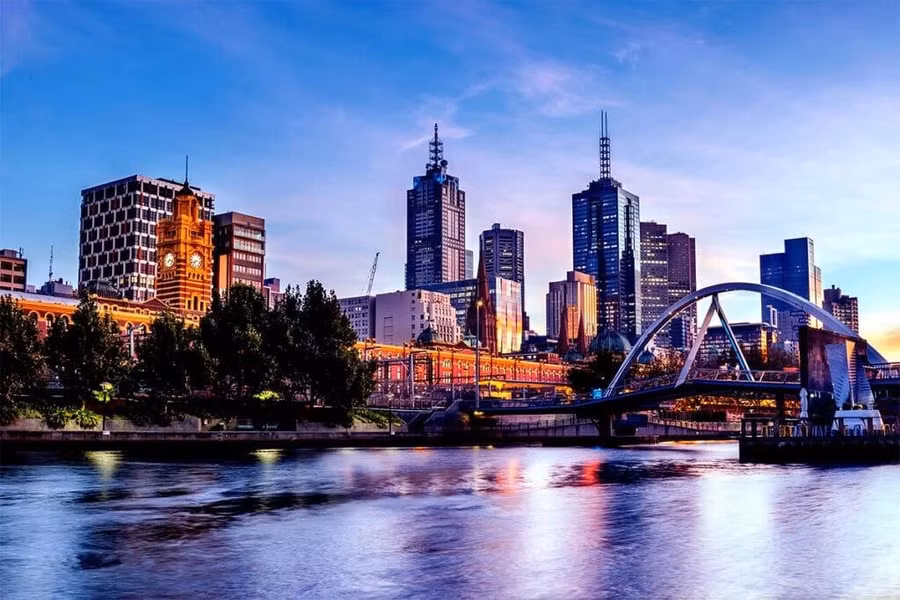 Dòng sông Yarra chảy qua thành phố Melbourne