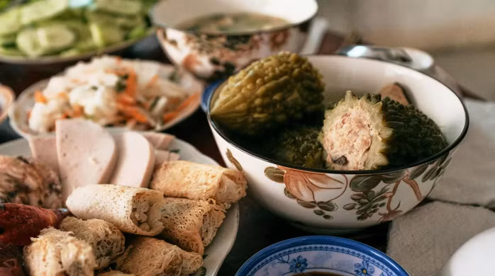 Mâm cỗ ngày Tết khó thiếu giò chả, nem rán, lạp xưởng hay các món chiên xào nhiều dầu mỡ.