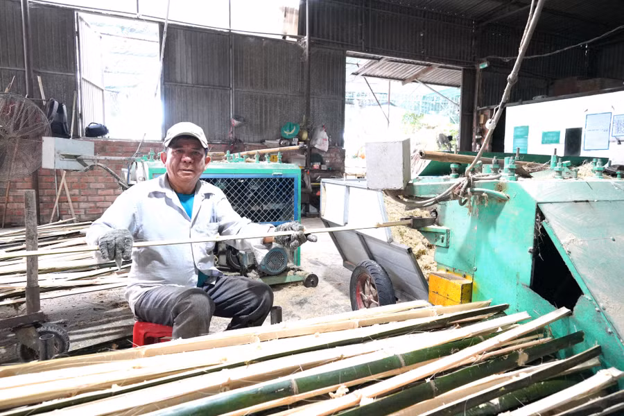 Ông Bùi Văn Sanh sản xuất cọc tre từ máy chẻ tre do mình sáng chế. Ảnh: Gia Nguyễn