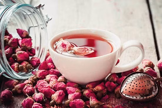Trà hoa hồng có mùi hương ngọt ngào và nhẹ nhàng.
