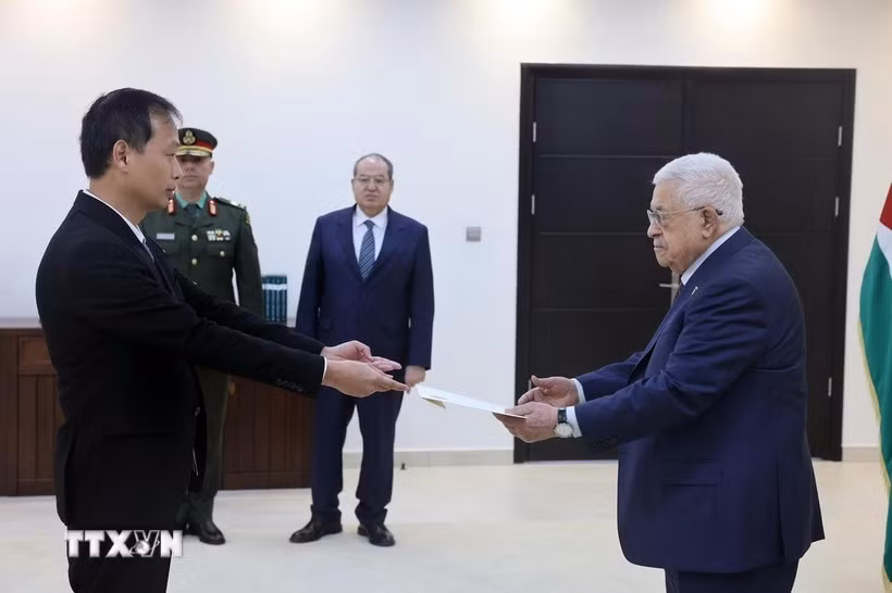 Đại sứ Nguyễn Nam Dương trình Thư ủy nhiệm của Chủ tịch nước Lương Cường lên Tổng thống Palestine Mahmoud Abbas. (Ảnh: TTXVN phát)