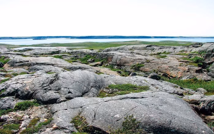 Mỏm đá Nuvvuagittuq ở Canada lưu giữ một chương sơ khai của lịch sử Trái Đất - Ảnh: Jonathan O’Neil.