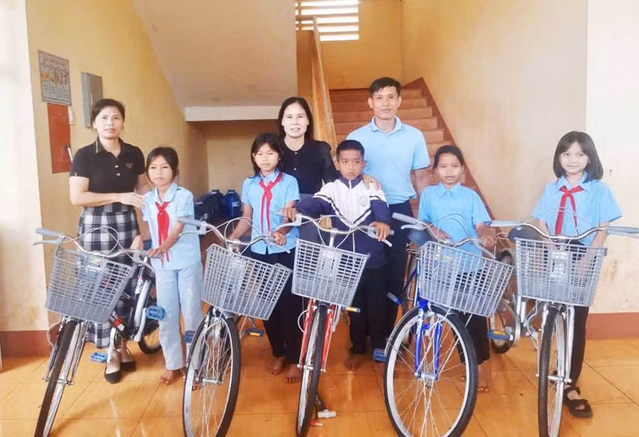 Thầy Nguyễn Xuân Duyên trao xe đạp cho học sinh Trường Tiểu học Lê Văn Tám. Ảnh: M.N