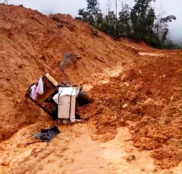 Một xe máy bị vùi lấp sau vụ sạt lở. ẢNH: CẮT TỪ CLIP