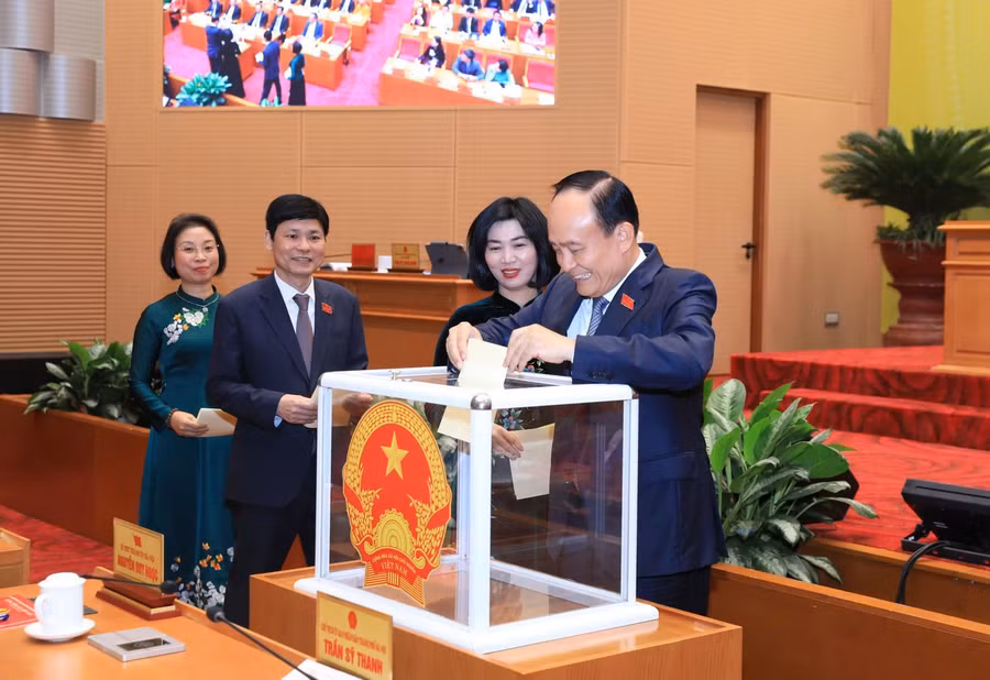 Các đại biểu bỏ phiếu bầu tại kỳ họp.