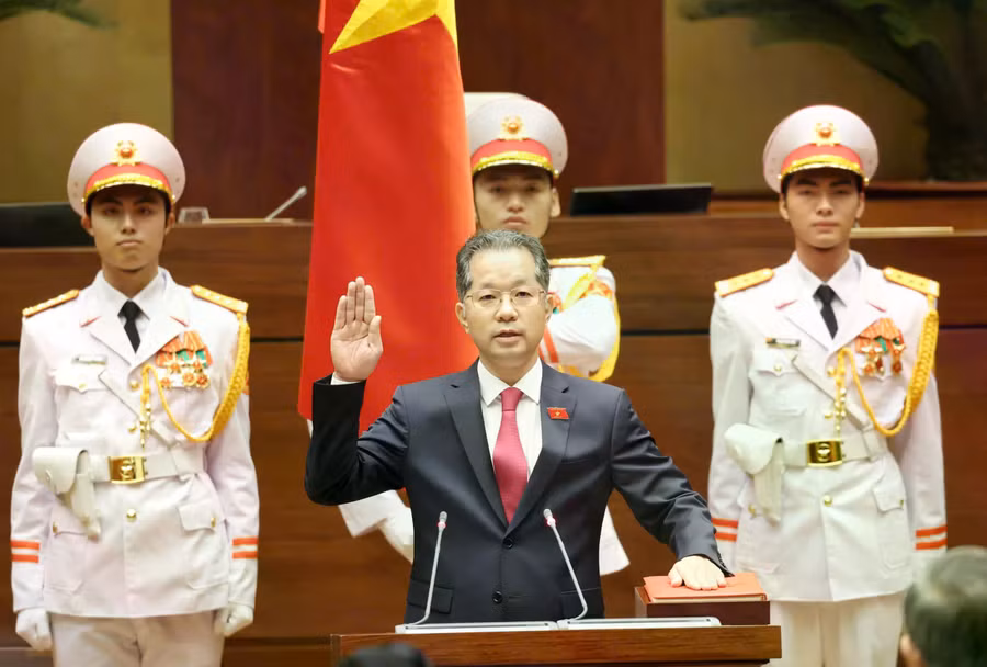 Ông Nguyễn Văn Quảng thực hiện nghi thức tuyên thệ nhậm chức Chánh án TAND tối cao. ẢNH: GIA HÂN