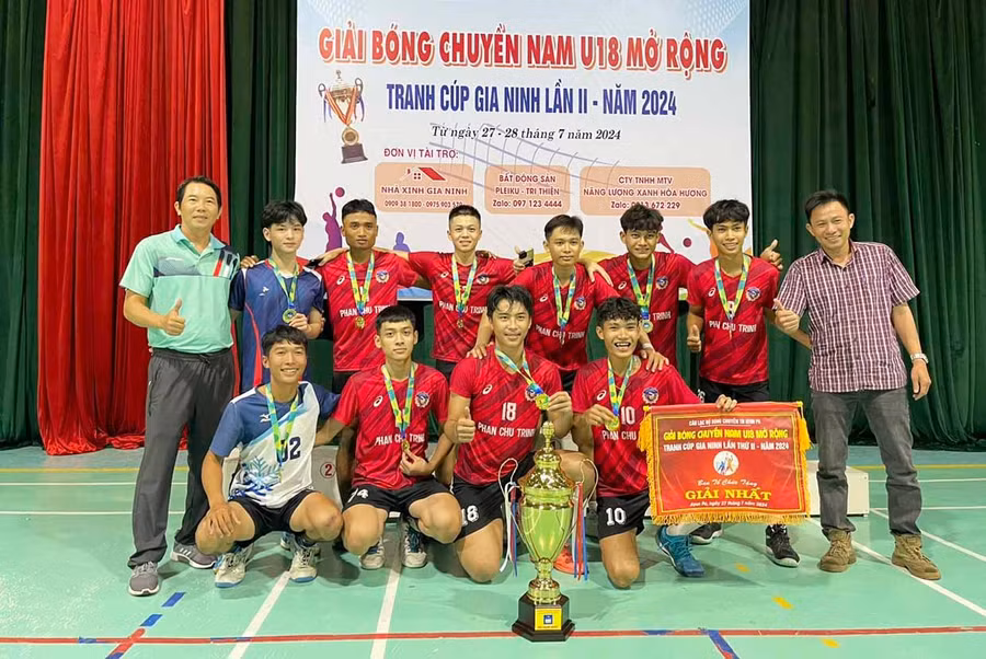 Thầy Võ Thái Hồng Nam (hàng sau, bìa trái) cùng nhà tài trợ trao giải cho các đội tại Giải bóng chuyền nam U18 mở rộng năm 2024 do thầy đứng ra vận động, kết nối tổ chức. Ảnh: Vũ Chi