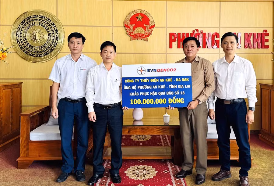 Đại diện lãnh đạo AKKN trao số tiền 100 triệu đồng ủng hộ khắc phục hậu quả bão số 13 cho phường An Khê. Ảnh: AKKN