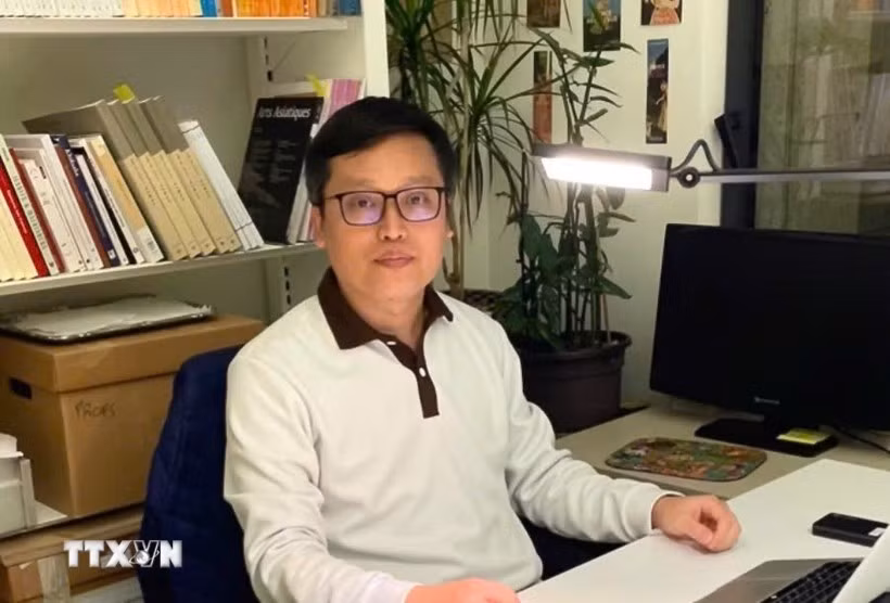Phó giáo sư Nguyễn Tuấn Cường được ghi nhận là một trong những chuyên gia tiêu biểu về thư tịch Hán Nôm, văn bản học và văn hóa tri thức Việt Nam. (Ảnh: Thanh Hương/TTXVN)