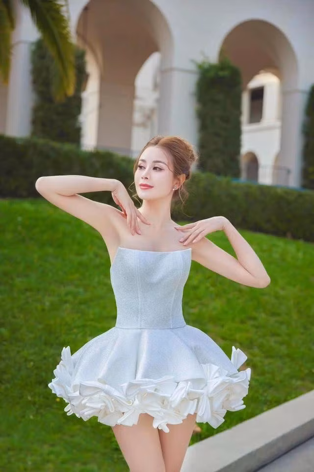 Váy cúp ngực gợi cảm là một bí quyết khác khiến nàng hậu giữ mãi được vẻ trẻ trung tựa như tuổi đôi mươi. ẢNH: SELLA TRƯƠNG