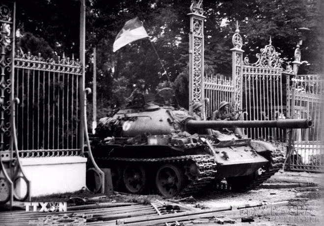 11h30 phút ngày 30/4/1975, xe tăng quân Giải phóng băng qua cánh cổng sắt, đánh chiếm Phủ Tổng thống ngụy Sài Gòn, sào huyệt cuối cùng của quân địch, kết thúc oanh liệt cuộc trường chinh 30 năm chống ngoại xâm của dân tộc. (Ảnh: Mai Hưởng/TTXVN)