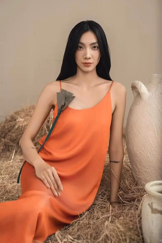 Ý tưởng chủ đạo trong mùa hè này hướng tới việc giải phóng cơ thể với những thiết kế mang chất liệu thoáng mát như linen, cotton, viscose... Tư duy thời trang hiện đại khuyến khích người mặc tập trung vào cảm giác khi diện đồ - mát mẻ, nhẹ nhàng nhưng vẫn đủ cuốn hút. ẢNH: NVCC