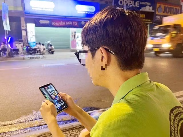 Có một bộ phận người trẻ thích "hóng" drama, tin tiêu cực. ẢNH: NGUYỄN ĐIỀN
