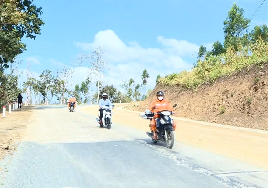 4tviec-huy-dong-cac-nguon-luc-khai-mo-cac-tuyen-duong-giao-thong-nong-thon-co-tinh-dot-pha-gan-voi-ket-noi-vung-tao-hieu-ung-lan-toa-thuc-day-tang-truong-kinh-te-cac-xa-vung-kho-cua-huyen-kong.jpg