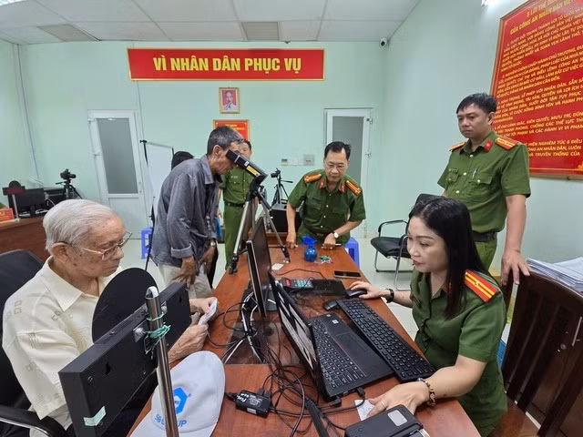 Bộ Công an sẽ hướng dẫn người dân thay đổi địa chỉ cư trú khi sắp xếp đơn vị hành chính. Ảnh minh hoạ: NLĐO