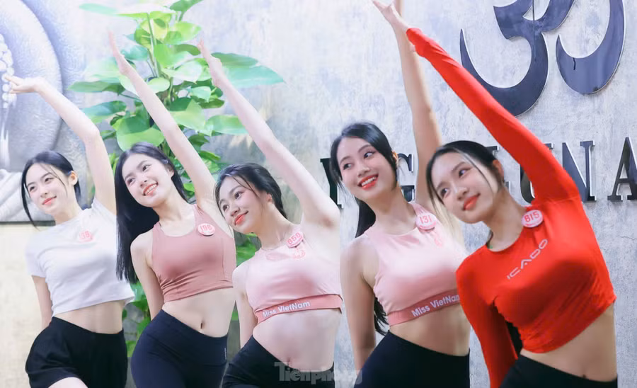 Mục đích của yoga là xây dựng sức mạnh, nhận thức và sự hài hòa trong cả tinh thần và thể chất. Buổi tập sáng 8/4 bao gồm các bài tập thở, thiền và các tư thế giả giúp kéo căng và linh hoạt các nhóm cơ khác nhau.