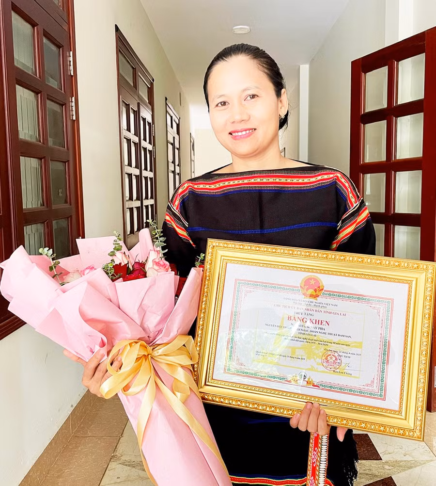 3them-chi-ksor-nari-nay-nhan-bang-khen-cua-cha-co-nghe-si-uu-tu-nay-pharr-anh-pd.jpg