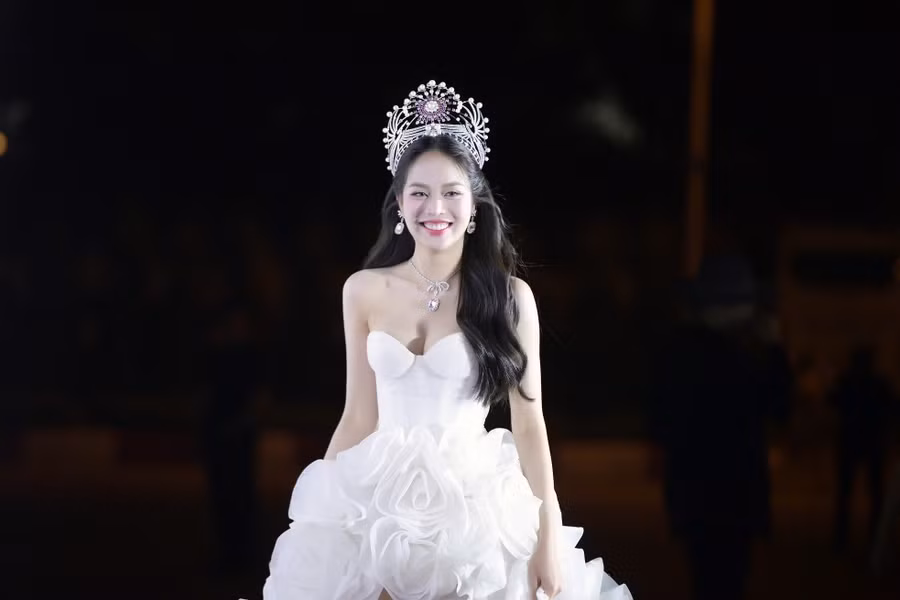 Thanh Thủy chia sẻ cô cảm nhận được năng lượng và kỹ năng trình diễn tốt của Top 41 Hoa hậu Việt Nam 2024. “Tôi ngạc nhiên vì sự tiến bộ của các thí sinh sau thời gian ở nhà chung Hoa hậu Việt Nam 2024”, Thanh Thủy nói.