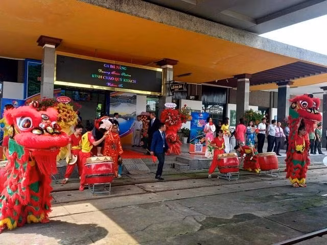 Ga Đà Nẵng tổ chức biểu diễn trống hội và múa lân chào mừng vào các dịp trọng đại nhằm tăng thêm trải nghiệm cho khách đi tàu. ẢNH: NGUYỄN TÚ