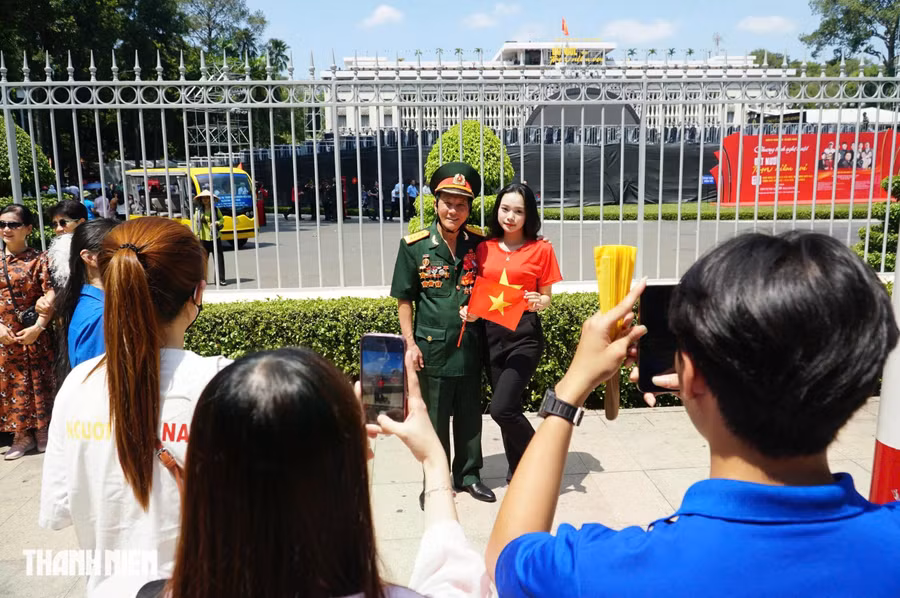 Một điểm check-in không thể bỏ lỡ vào dịp lễ 30.4 là Dinh Độc Lập nằm trên đường Nam Kỳ Khởi Nghĩa, mặt chính hướng ra đường Lê Duẩn (Q.1). Nơi đây không chỉ có vẻ đẹp về kiến trúc mà còn là biểu tượng của hòa bình, thống nhất; thu hút du khách trong và ngoài nước tham quan. Ảnh: Phạm Hữu