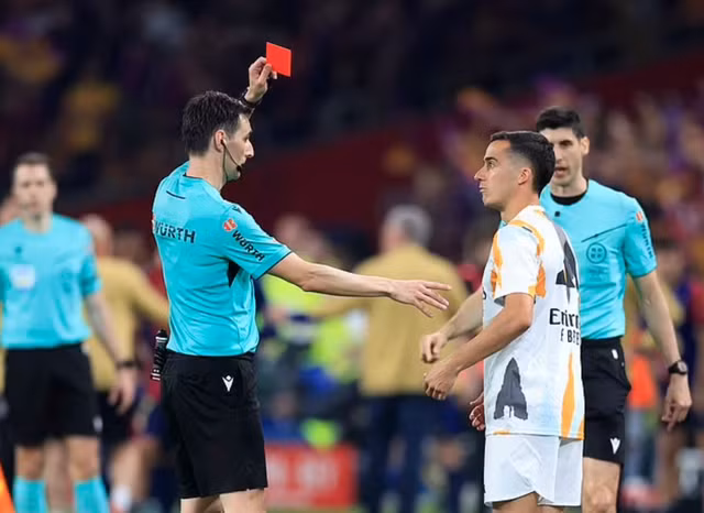 Lucas Vazquez và Antonio Rudiger nhận thẻ đỏ dù đã rời sân