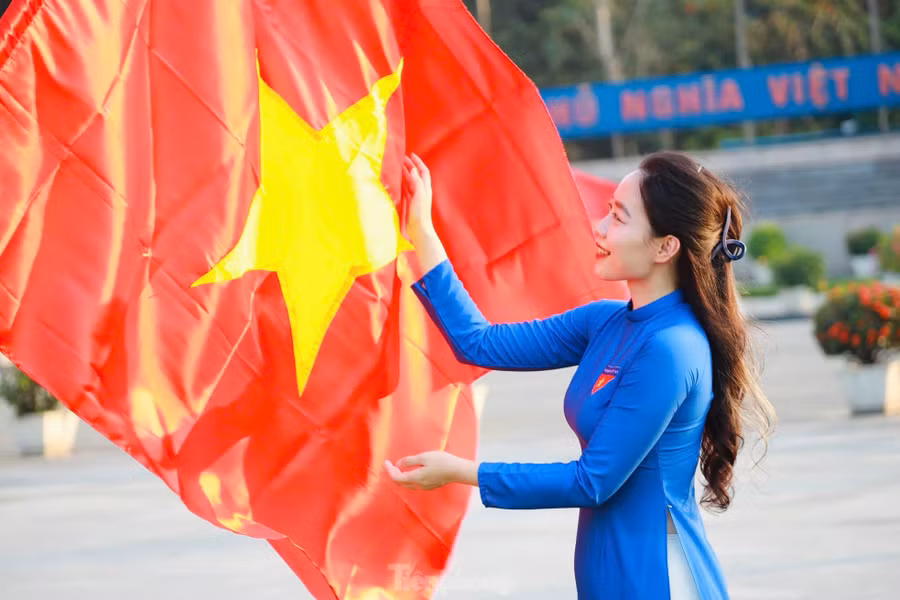 Chị Nguyễn Thị Kiều Khanh (cán bộ Tỉnh Đoàn Nghệ An) chia sẻ: “Là một cán bộ Đoàn, khi khoác lên tà áo dài truyền thống và chụp ảnh tại Quảng Trường Hồ Chí Minh – nơi linh thiêng giữa lòng thành phố Vinh, tôi cảm thấy vô cùng tự hào và xúc động. Áo dài không chỉ là biểu tượng của nét đẹp văn hóa dân tộc mà còn thể hiện sự trang nghiêm, tôn kính khi đứng trước tượng đài của Người. Không gian rộng lớn, trang trọng của Quảng trường, kết hợp với màu áo dài làm tôi cảm nhận rõ hơn về trách nhiệm và vai trò của thế hệ trẻ hôm nay, tiếp bước cha anh, sống đẹp, sống có ích và không ngừng nỗ lực để xây dựng quê hương, đất nước”.