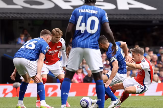 Leanndro Trossrad mở tỉ số cho Arsenal