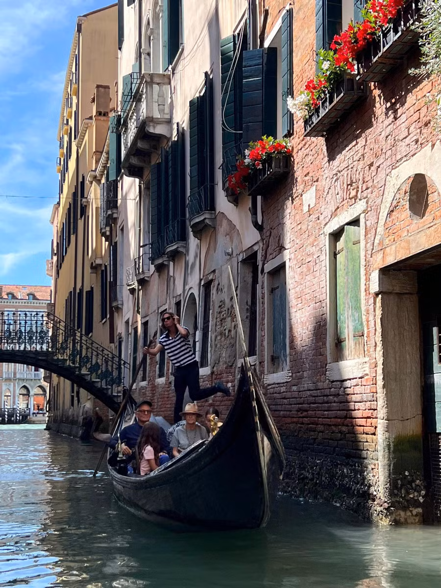 Hình ảnh mang vẻ đẹp đặc trưng của Venice với những ngôi nhà cổ ngập trong nước biển. ẢNH: MAI HÀ