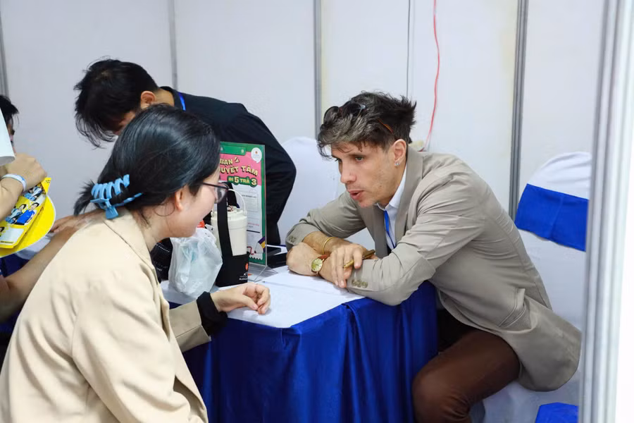 Sinh viên tìm kiếm việc làm tại Ngày hội việc làm - Ulaw Career A Day, lần I năm 2025 do Trường ĐH Luật TP HCM tổ chức