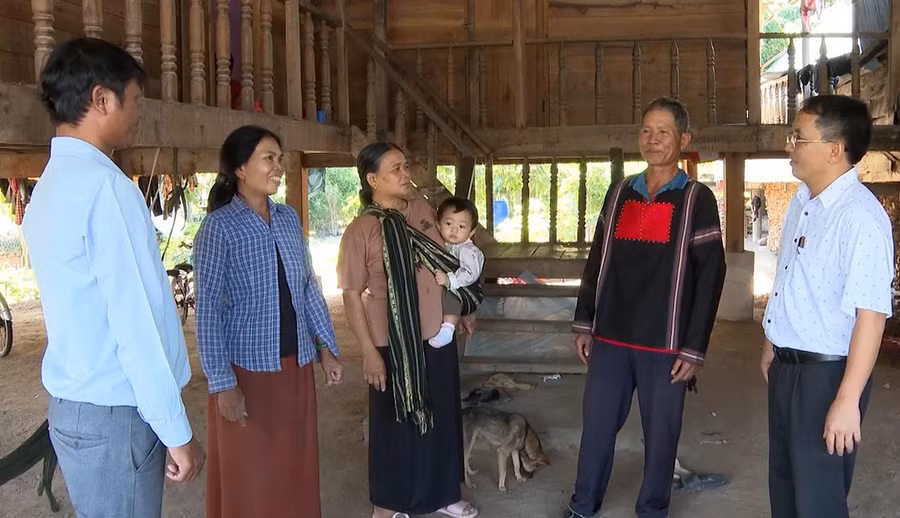 0t-gia-lang-ksor-rui-di-van-dong-dan-lang-lam-cau-phao.jpg