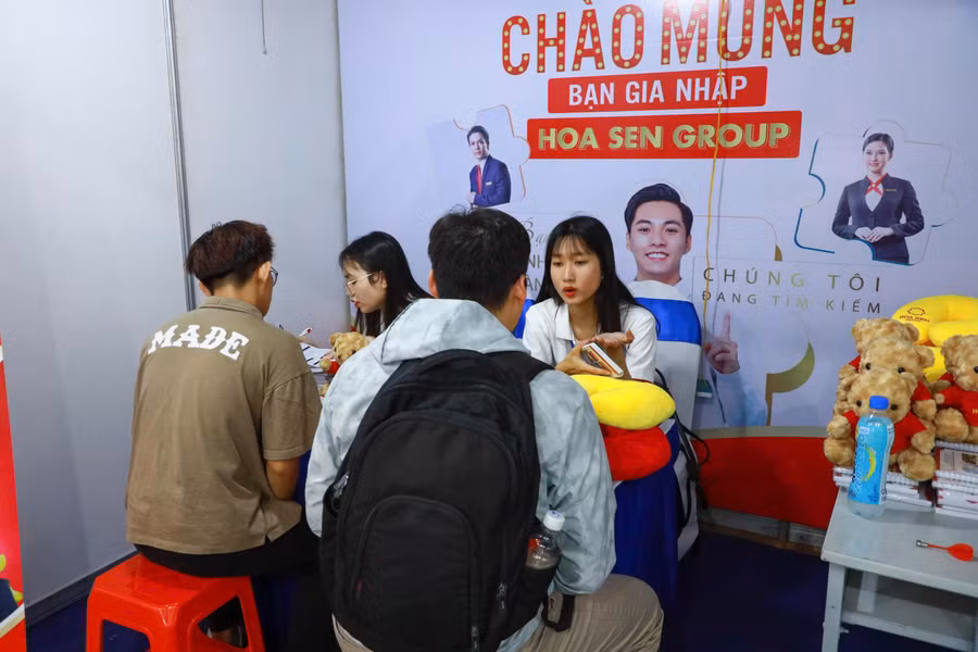 Để tránh bị lừa đảo qua mạng, nhiều sinh viên lựa chọn tìm kiếm việc làm tại các ngày hội uy tín