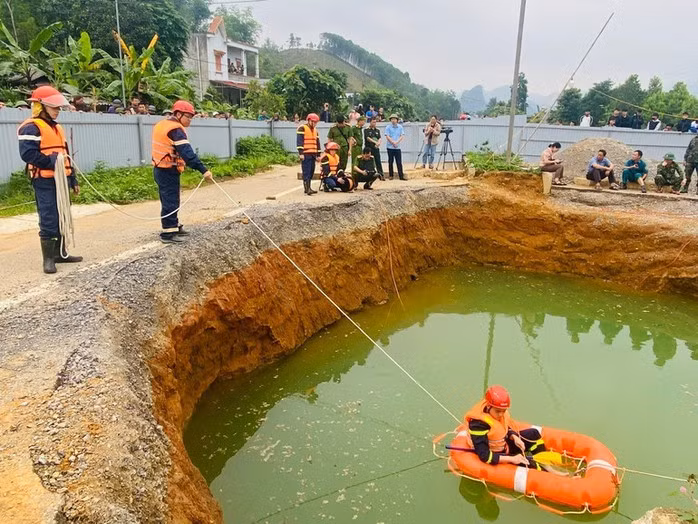Lực lượng chức năng vẫn chưa tìm thấy nạn nhân rơi xuống hố tử thần ở xã Kim Lư. Ảnh: Báo Bắc Kạn