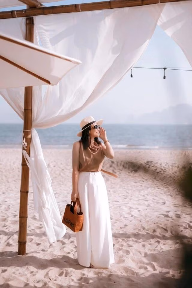 Quần vải lanh hoàn hảo với nét quyến rũ giản dị đặc trưng của phong cách Địa Trung Hải. ẢNH: @STYLELOUNGE.VN