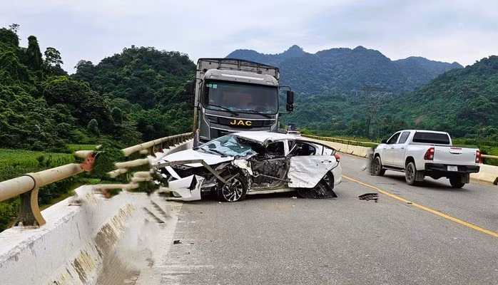 Hiện trường vụ tai nạn giao thông nghiêm trọng khi 2 ô tô tông nhau khiến 1 người tử vong. Ảnh: Minh Đức