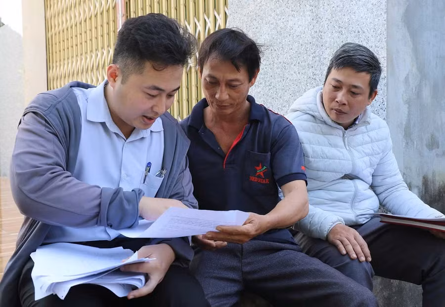 Cán bộ Ban Quản lý phường An Nhơn Nam và hộ ông Nguyễn Văn Hà (tổ dân phố Đông Bình) rà roát lại công trình kiến trúc trên đất để nhận bồi thường, giải phóng mặt bằng. Ảnh: T.Sỹ
