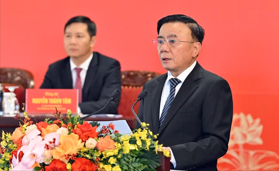 Thường trực Ban Bí thư Trần Cẩm Tú thông tin tại họp báo. Ảnh: BTG