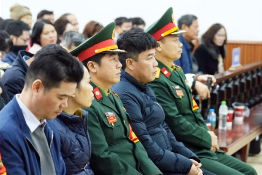 Bị cáo Hậu (phải) cùng các bị cáo trong vụ án.