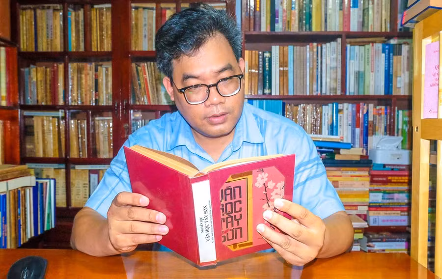 Tiến sĩ Võ Minh Hải - Phó Trưởng Khoa Khoa học Xã hội và Nhân văn (Trường Đại học Quy Nhơn) bền bỉ theo đuổi con đường nghiên cứu Hán Nôm suốt hơn 20 năm qua. Ảnh: Ngọc Nhuận