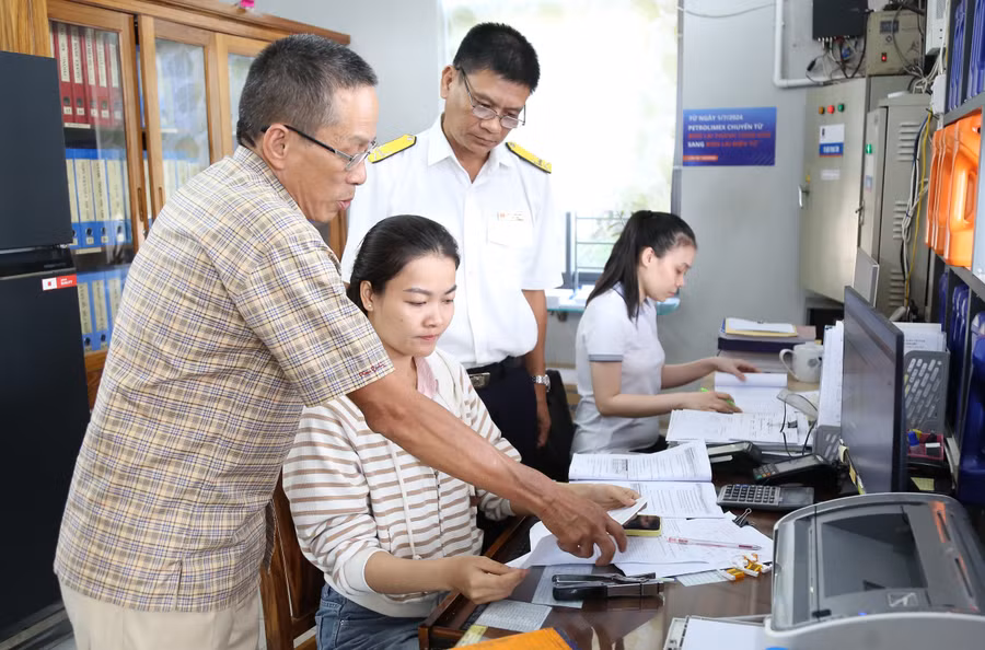 them-co-quan-thue-tinh-kiem-tra-viec-phat-hanh-luu-tru-hoa-don-tai-mot-cua-hang-kinh-doanh-xang-dau-tren-dia-ban-phuong-quy-nhon-nam-anh-tsy.jpg