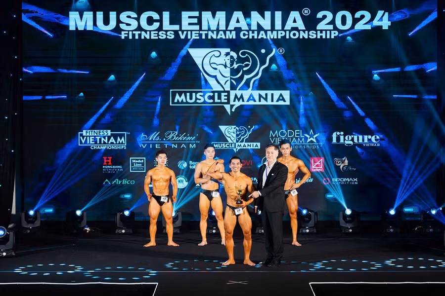 Vận động viên Nguyễn Văn Tuấn đoạt cúp vô địch ở hai nội dung nam cổ điển và nam mở rộng trên 40 tuổi tại cuộc thi Musclemania Vietnam 2024. Ảnh: NVCC