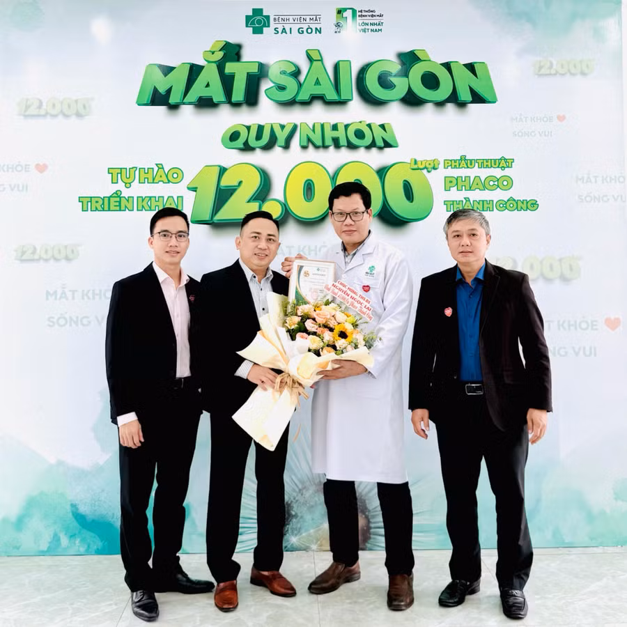 Bác sĩ CKII Hoàng Trung Kiên đại diện Tập đoàn Y khoa Sài Gòn trao chứng nhận vinh danh cho Ths.BS Nguyễn Ngọc Lai.