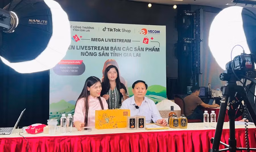 Tại phiên bán hàng megalive vào tháng 5.2025, ông Phạm Văn Binh, Nguyên Phó Giám đốc Sở Công Thương, đã trực tiếp tương tác với người mua cùng đại diện nhãn hàng. Ảnh: Hải Yến