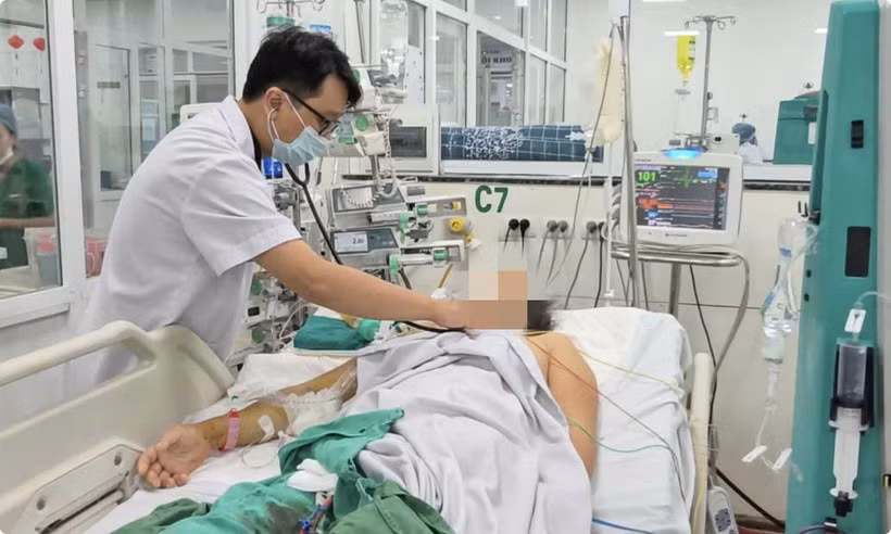 Bác sỹ theo dõi tình trạng cho bệnh nhân mắc sốt xuất huyết trong tình trạng nguy kịch. (Ảnh: PV/Vietnam+