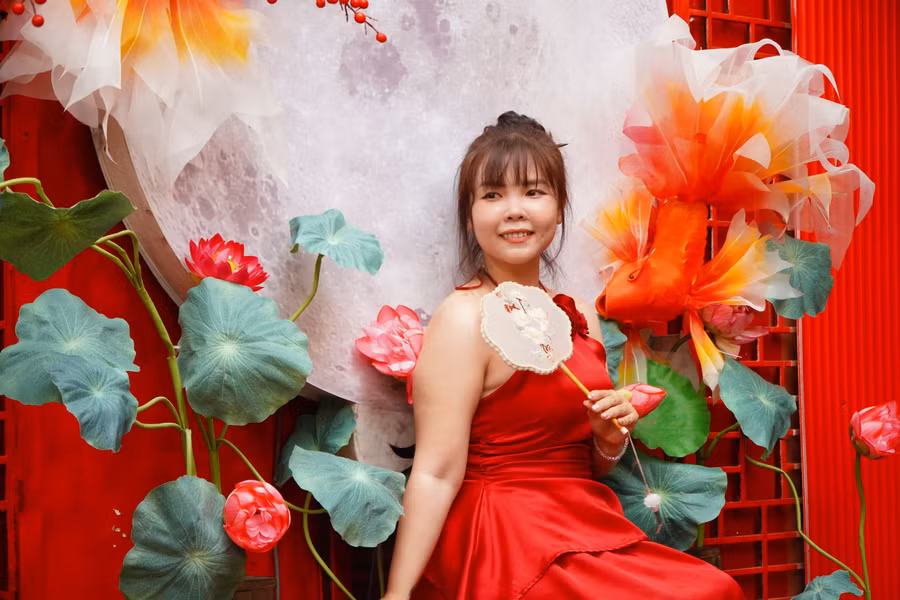 Nhiều bạn trẻ biến thành 'nàng thơ mùa trăng' dưới sự trang trí hoành tráng của các quán cà phê. ẢNH: THÁI PHÚC