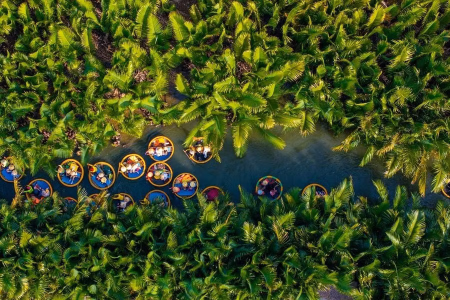 Nằm giữa rừng dừa nước và các dòng sông thủy triều, Cẩm Thanh, Hội An (nay thuộc Đà Nẵng) ngân nga nhịp sống sông nước.