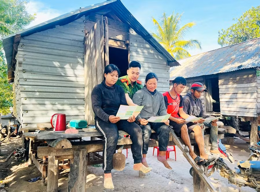 Lực lượng Công an xã Ia Pa phát tờ rơi tuyên truyền người dân thôn Blôm cách nhận diện các thủ đoạn, hành vi vi phạm pháp luật trên không gian mạng. Ảnh: ĐVCC