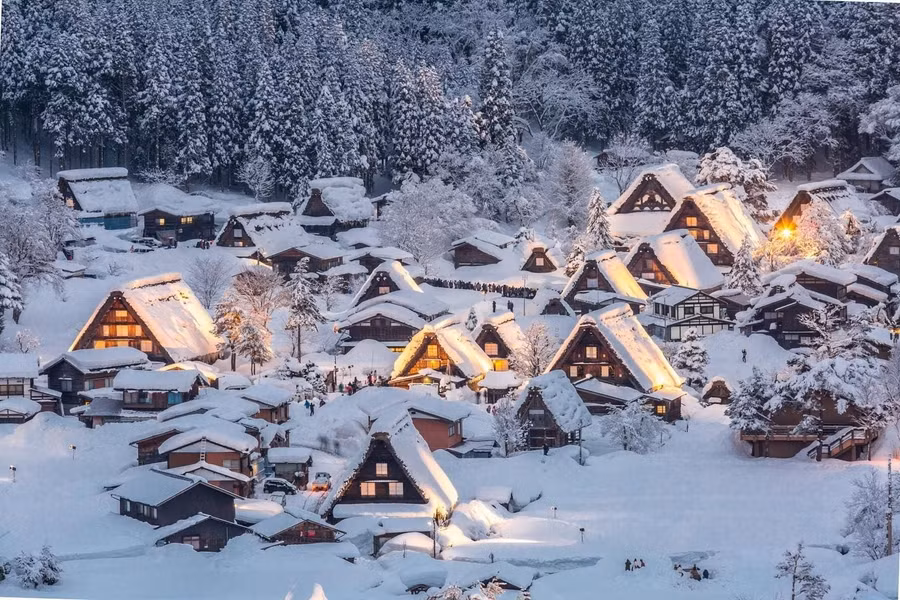 Shirakawa-go hiện ra như một câu chuyện cổ tích - những mái tranh dốc đứng vươn lên trên sườn dốc phủ đầy rừng được xây dựng để che chở cho tuyết dày.